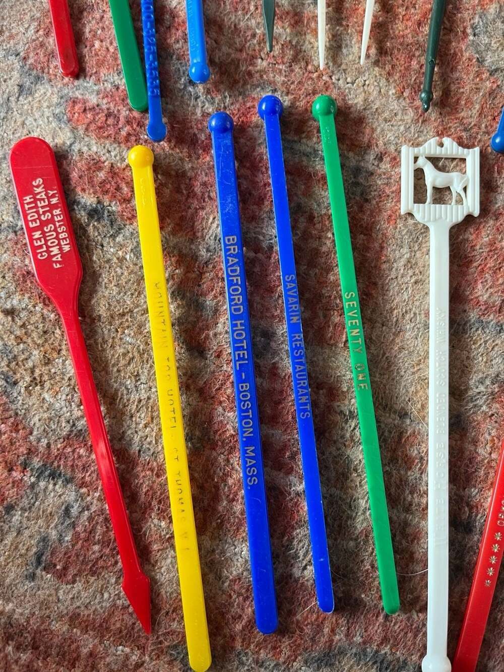 Vintage Lot of 29 Plastic Swizzle Sticks & Drink Stirrers - Airlines, Hotels, Re - Picture 3 of 7